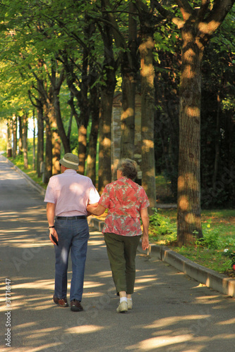 Coppia di anziani a passeggio