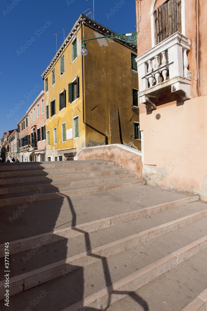Escalier devant des maisons colorées à Venise