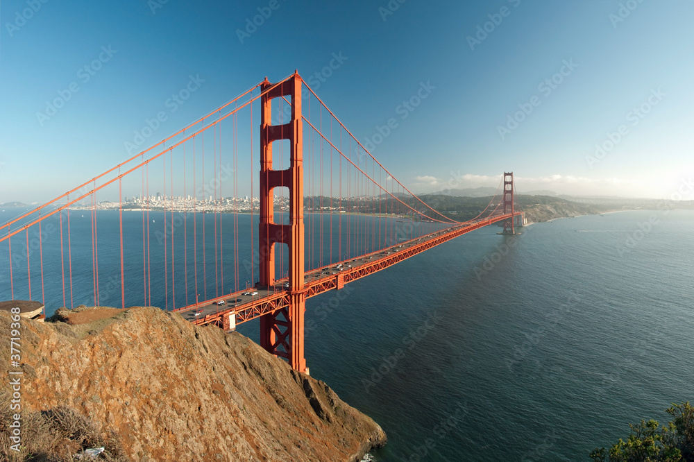 Fototapeta premium Golden Gate Bridge w San Francisco podczas zachodu słońca