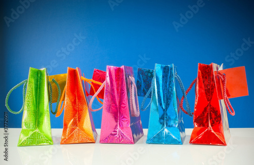 Obraz na płótnie Row of colorful bags against blue background w salonie