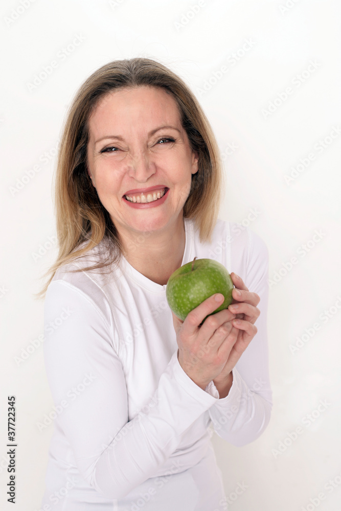 reife Frau mit Apfel in der Hand