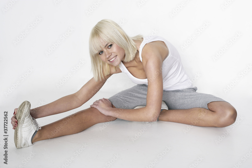 Fototapeta premium Frau dehnt sich