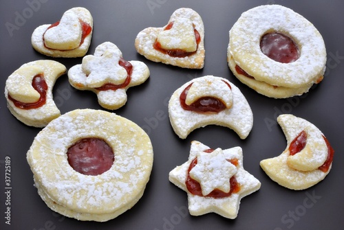 Biscotti e crostatine con marmellata di varie forme photo