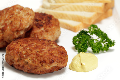 Frikadellen mit Senf und Toastbrot