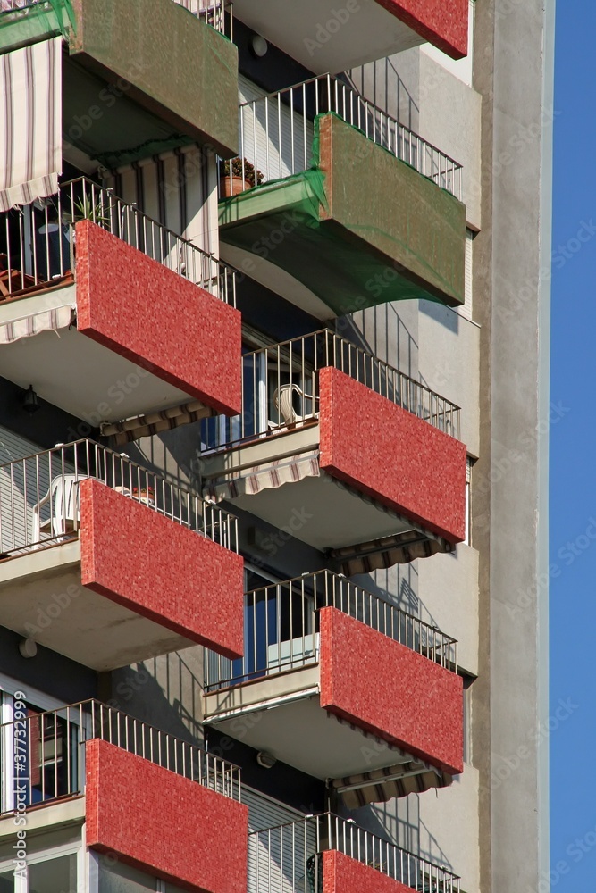 immeuble et balcons typiques des années 1970