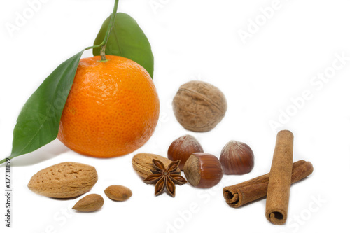 Mandarine mit Nüssen und Zimstangen