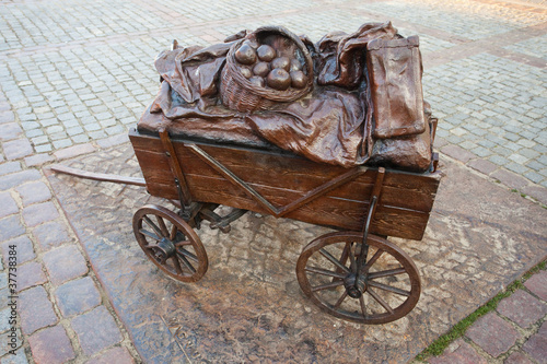 "Wózek tułaczy" rzeźba w Toruniu, Poland