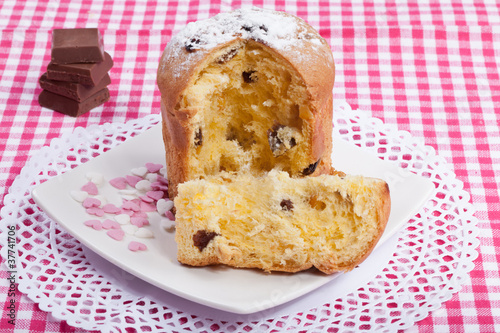 Panettone sobre mantel a cuadros rojo