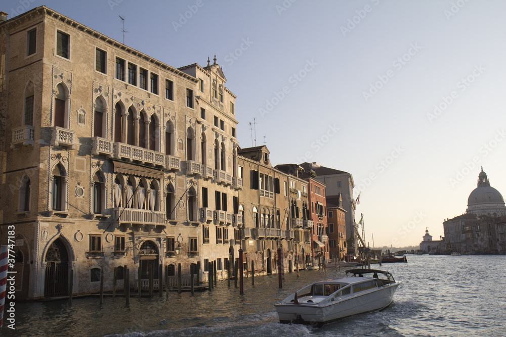 Façades ensoleillées du Grand canal (Venise)