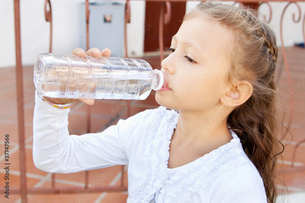Дети пьют из бутылки. Девочка пьет из бутылочки. Девочка пьет воду из бутылки. Девочка пьет воду из бутылки пластиковой. Ребенок пьет из бутылки.