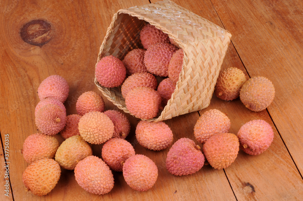 Le panier de litchis renversé Le panier de litchis renversé