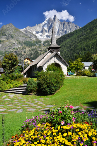 Fototapeta Naklejka Na Ścianę i Meble -  Les Praz de Chamonix and Aiguille Dru mountain