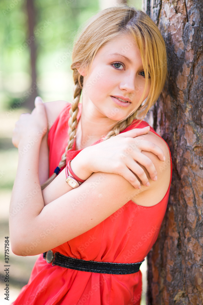 Naklejka premium Portrait of a girl near the tree