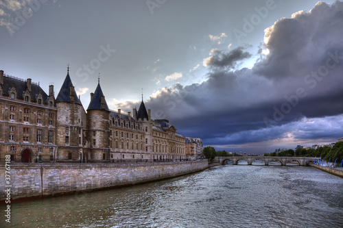 Obraz na płótnie Conciergerie before rain in Paris, dramatic cloudscape. w salonie