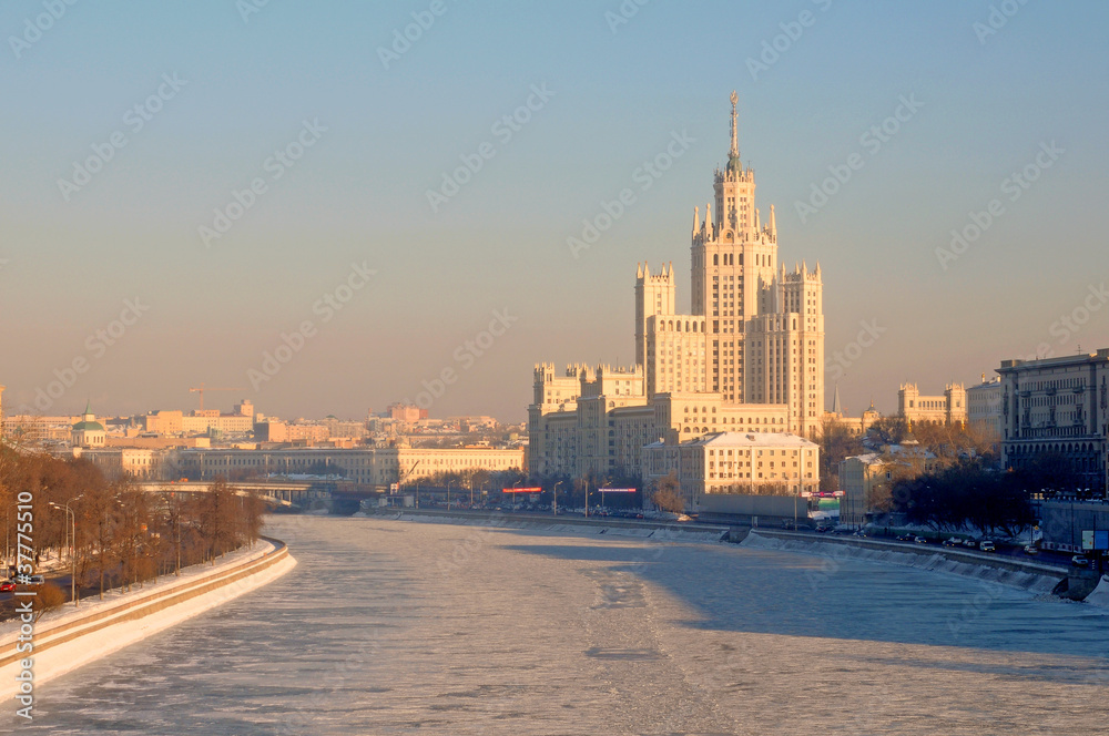 Obraz premium Citycsape with white skyscraper neer the river