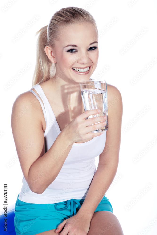 Blonde Model Frau genießt Wasser auf Gymnastikball Porträt