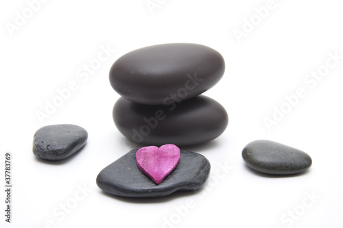 Steine gestapelt mit Herzblüte