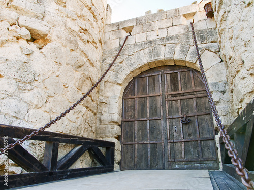 entrada principal del castillo de ampudia en alencia,españa