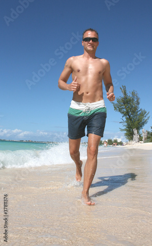 Junger Jogger am Strand