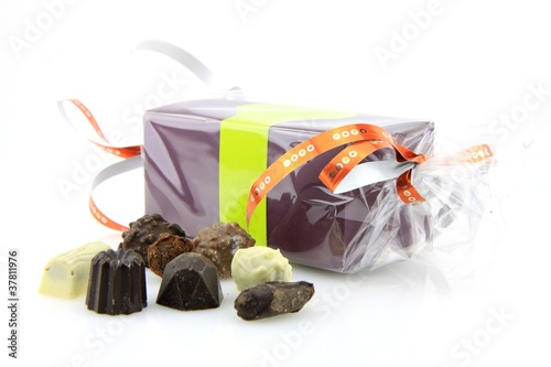 ballotin de chocolats sur fond blanc photo