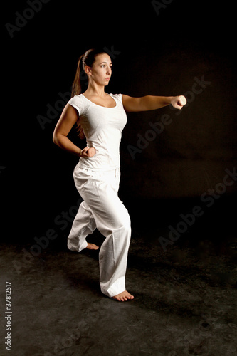 Frau macht Taekwondo