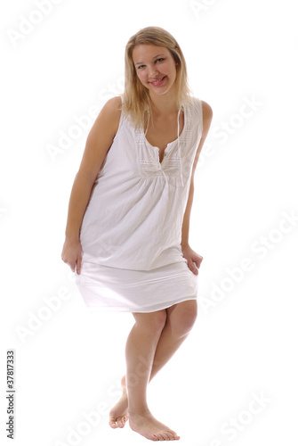 Jeune femme en robe blanche 9 © Freddy Smeets