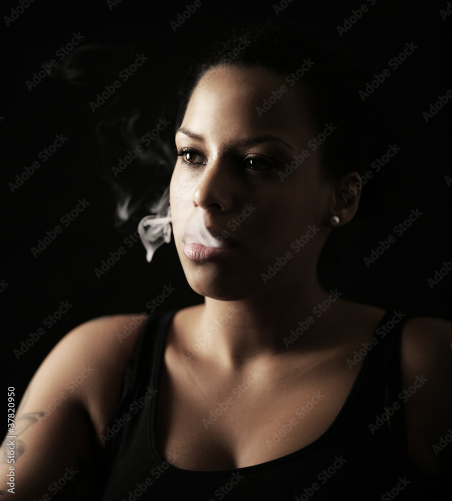 Frau mit Rauch