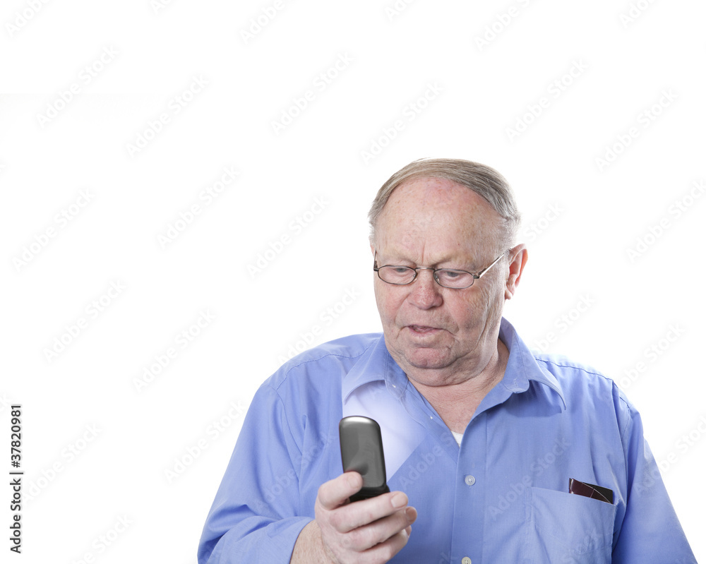 Aktiver Senior mit Mobiltelefon Aktiver Senior mit Mobiltelefon