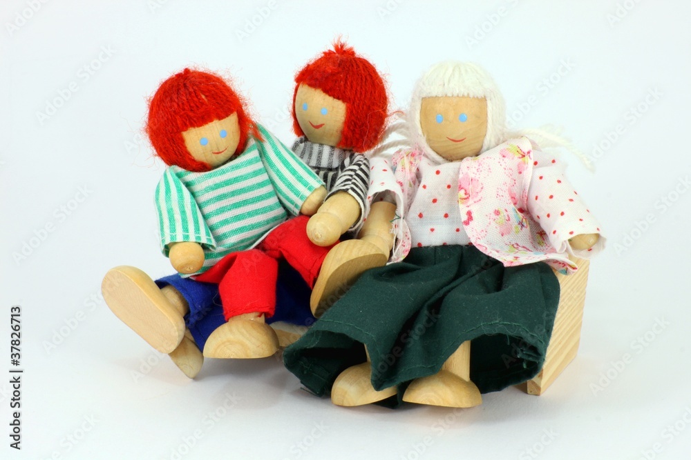 Puppenhausfamilie auf Sofa freigestellt Puppenhausfamilie auf Sofa freigestellt