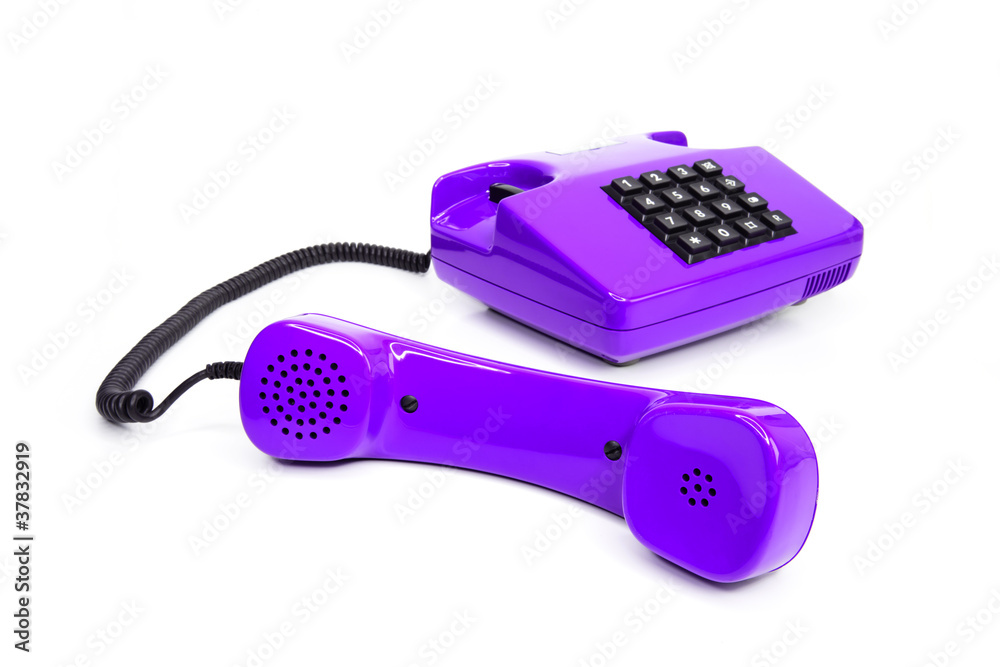 Klassisches lila Telefon aus den Achtzigern, isoliert auf weiß Klassisches lila Telefon aus den Achtzigern, isoliert auf weiß