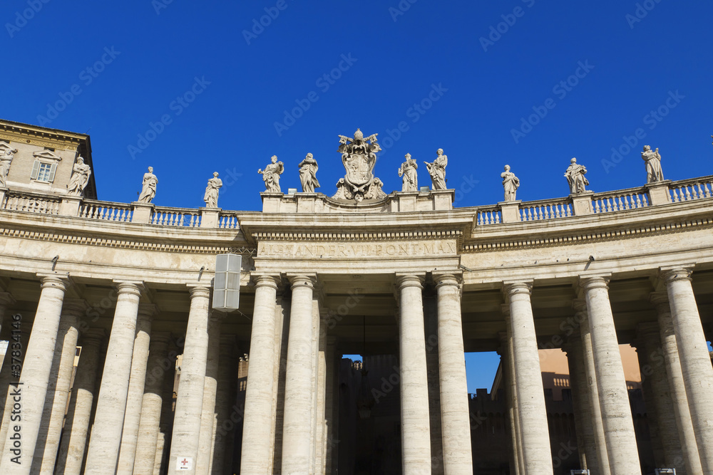 Colonnato del Bernini, Basilica di San Pietro in Vaticano