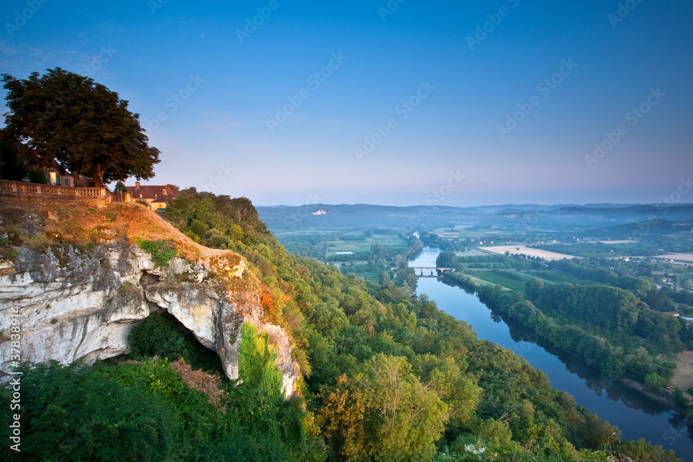 The Dordogne river at dawn from Domme, Dordogne, France. - obrazy, fototapety, plakaty 