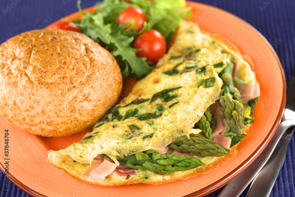 Green asparagus and ham omelet with wholewheat bun Green asparagus and ham omelet with wholewheat bun