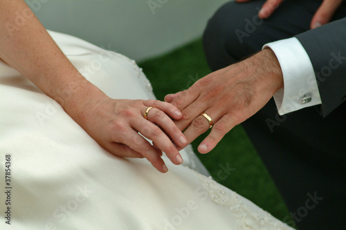 Mani di sposi con anelli photo