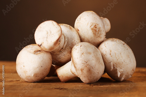 champignons mushrooms in basket