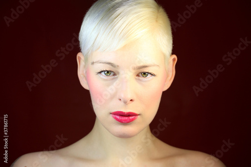 Obraz na płótnie beauty portrait vor rotem hintergrund w salonie