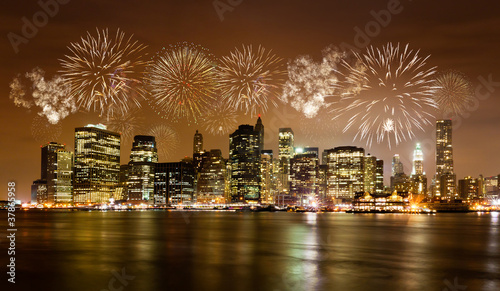 Skyline von New York mit Feuerwerk #37865958