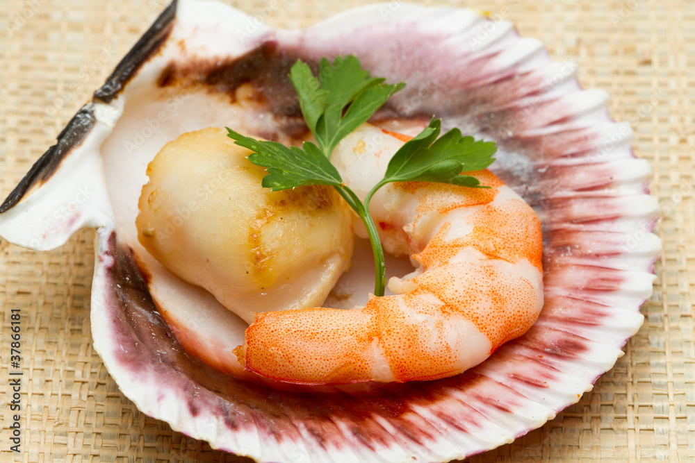 antipasto di capesante e gamberi grigliati Stock Photo Adobe Stock