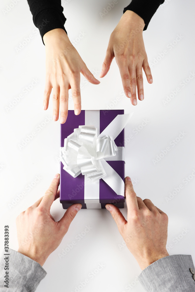 Obraz premium guy giving a girl a valentine gift, top view