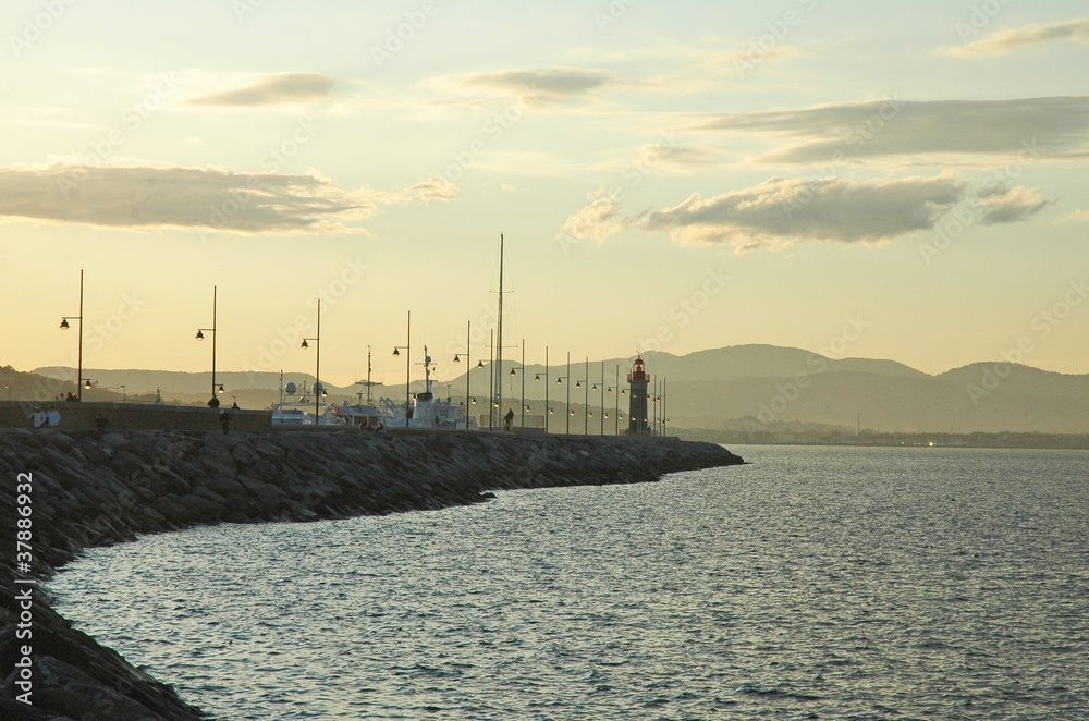 Faro di St. Tropez al tramonto