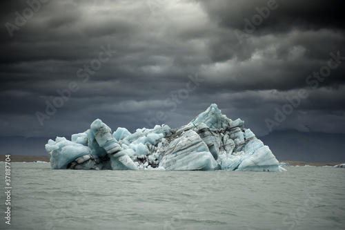 Iceberg et ciel orageux