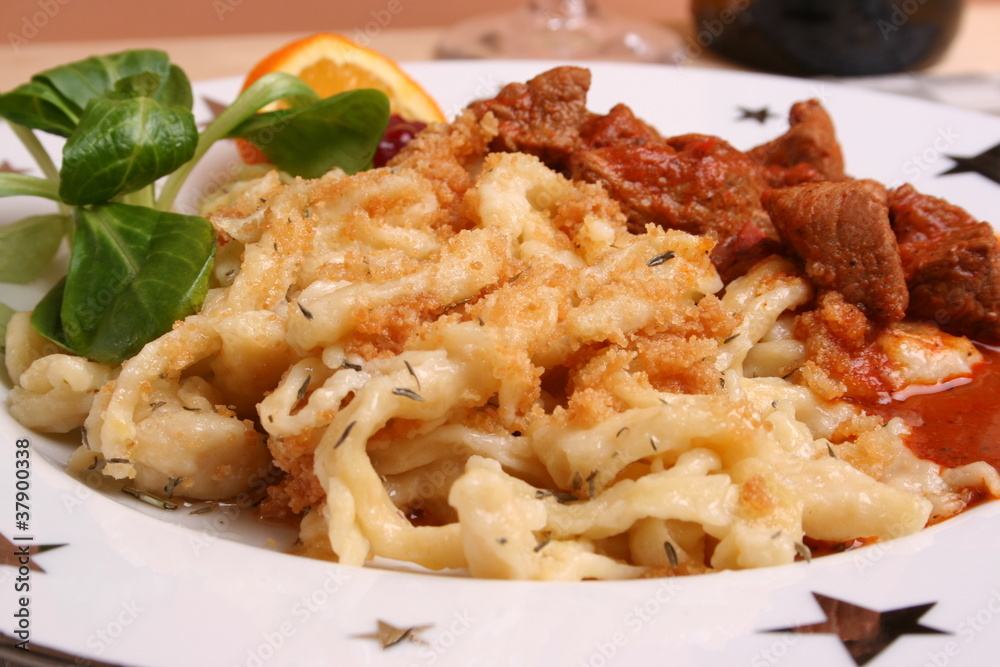 Hausgemachte Spätzle mit Fleisch Hausgemachte Spätzle mit Fleisch