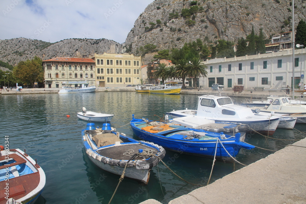 Boote im Hafen von Omis - Kroatien