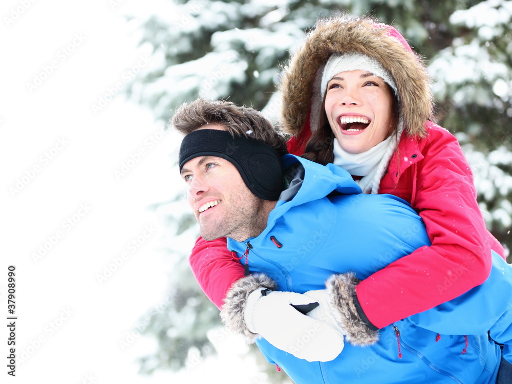 Obraz premium Winter couple happy piggyback