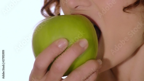 donna e mela verde photo