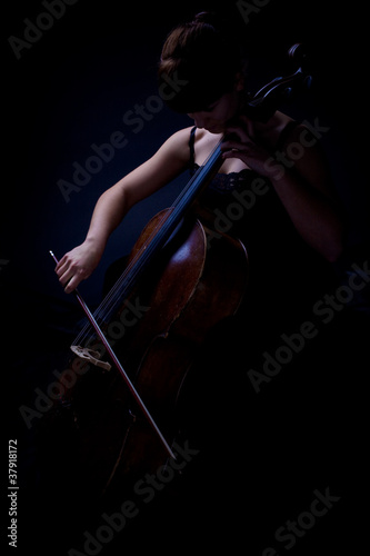 Cello player (cellist)