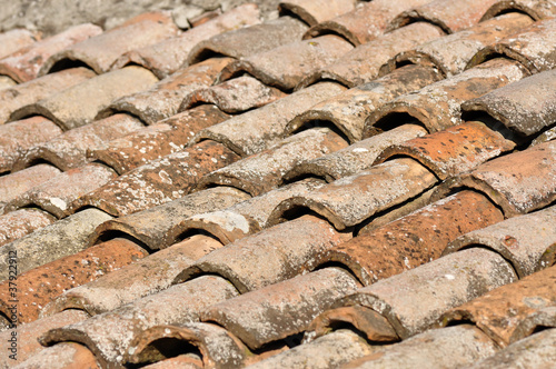 Vecchio tetto in coppi di terracotta