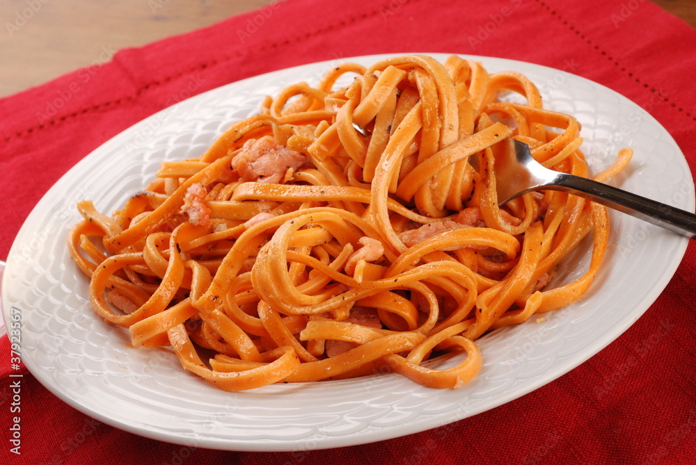 GUSTOSO PIATTO DI LINGUINE AL SALMONE GUSTOSO PIATTO DI LINGUINE AL SALMONE