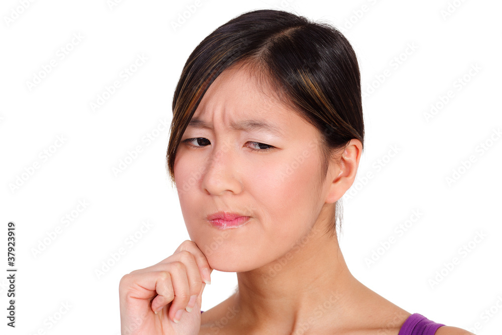junge frau macht ärgerlichen gesichtsausdruck junge frau macht ärgerlichen gesichtsausdruck