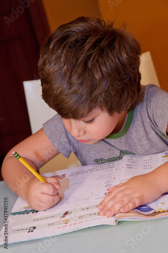 bambino che fa i compiti